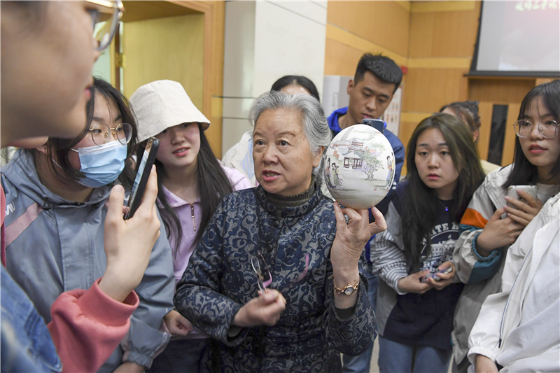 山西省工艺美术大师龚晓华正在为学生们讲解彩蛋画背后的故事《西厢记》.jpg